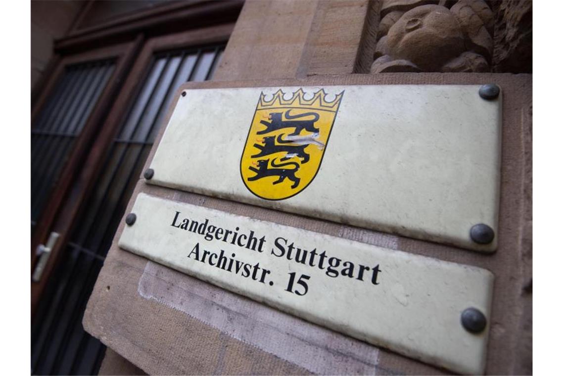 Ein Schild weist an einer Fassade auf das Landgericht Stuttgart hin. Foto: Marijan Murat/dpa/Archivbild
