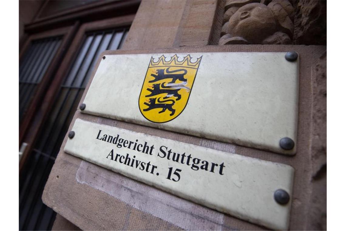 Ein Schild weist an einer Fassade auf das Landgericht Stuttgart hin. Foto: Marijan Murat/dpa/Archiv