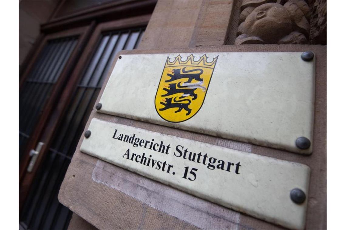 Ein Schild weist an einer Fassade auf das Landgericht Stuttgart hin. Foto: Marijan Murat/dpa/archiv