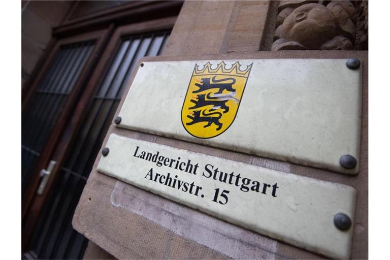 Ein Schild weist an einer Fassade auf das Landgericht Stuttgart hin. Foto: Marijan Murat/dpa/Archivbild