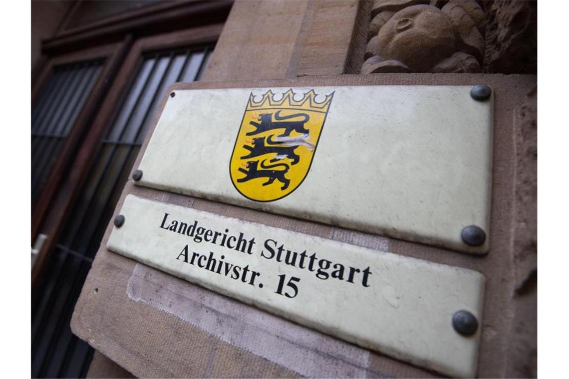 Mann erschlagen und Leiche vergraben: Zwölf Jahre Haft Ein Schild weist an einer Fassade auf das Landgericht Stuttgart hin. Foto: Marijan Murat/dpa/Archiv