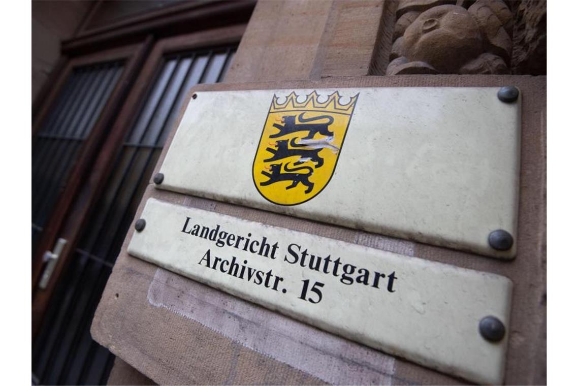 „Besonders schwere Tat“: Prozessbeginn zu tödlichem Raub Ein Schild weist an einer Fassade auf das Landgericht Stuttgart hin. Foto: Marijan Murat/Archivbild