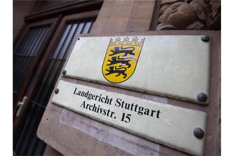 Ein Schild weist an einer Fassade auf das Landgericht Stuttgart hin. Foto: Marijan Murat/Archivbild