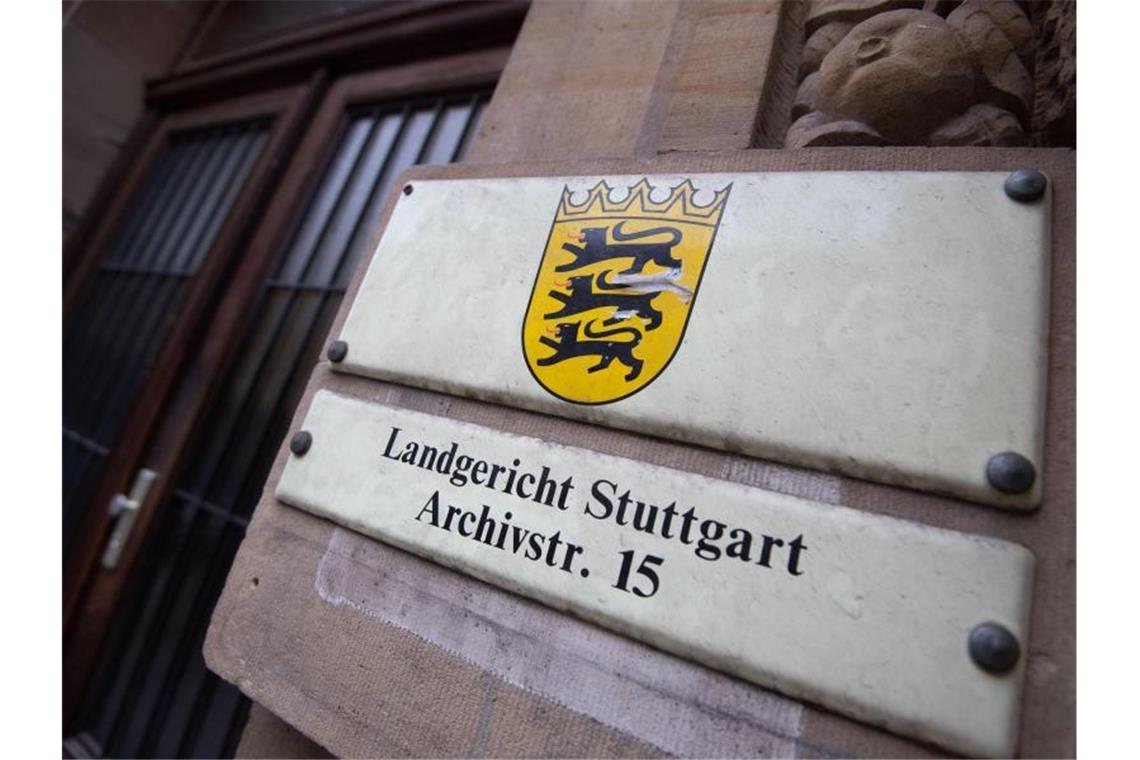 Mehrjährige Haftstrafen nach Krawallnacht-Attacke Ein Schild weist an einer Fassade auf das Landgericht Stuttgart hin. Foto: Marijan Murat/dpa/Archivbild