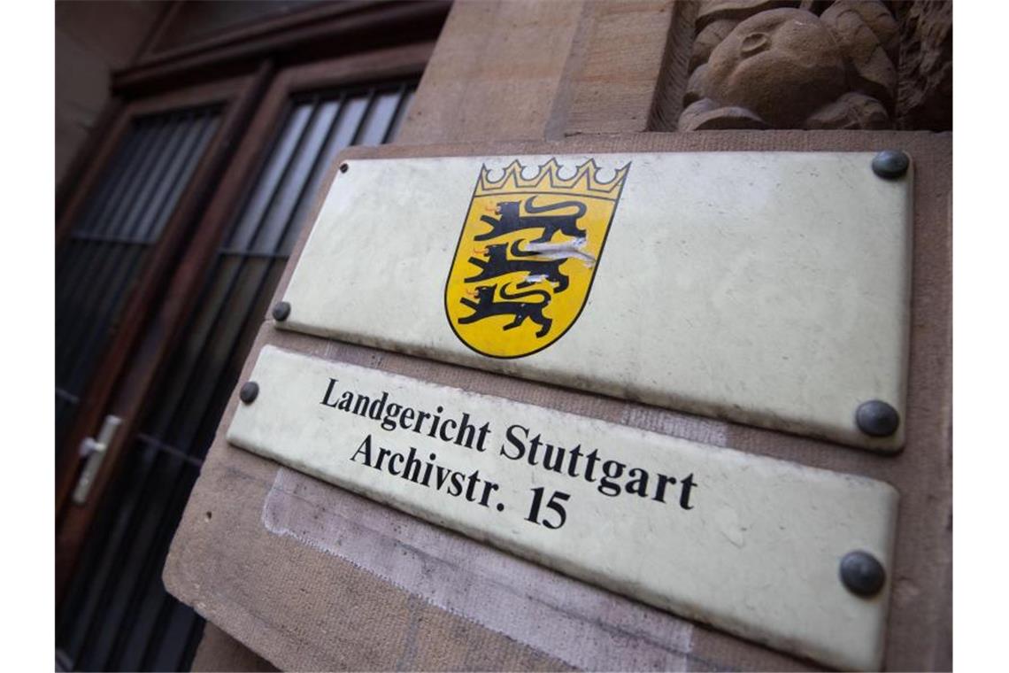 Ein Schild weist an einer Fassade auf das Landgericht Stuttgart hin. Foto: Marijan Murat/dpa