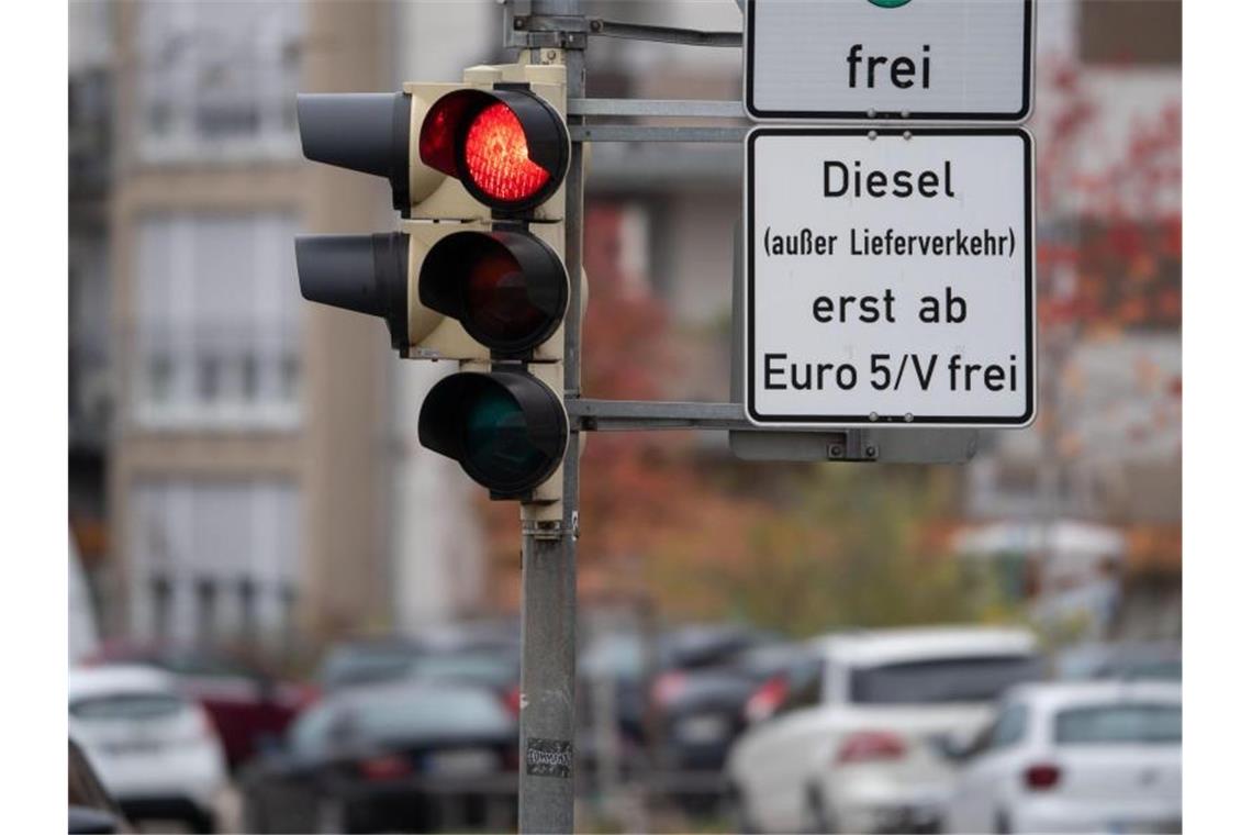 Ein Schild weist an einer roten Ampel auf das Diesel-Fahrverbot für Dieselfahrzeuge unter Euro 5 hin. Foto: Marijan Murat/dpa/Archivbild