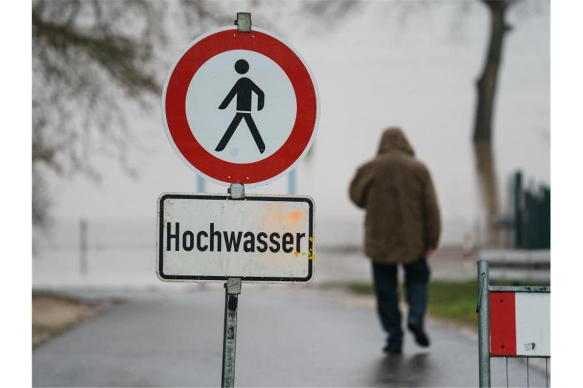 Ein Schild weist Anfang Februar am Rheinufer im hessischen Eltville auf die Gefahr durch Hochwasser hin. Foto: Andreas Arnold/dpa