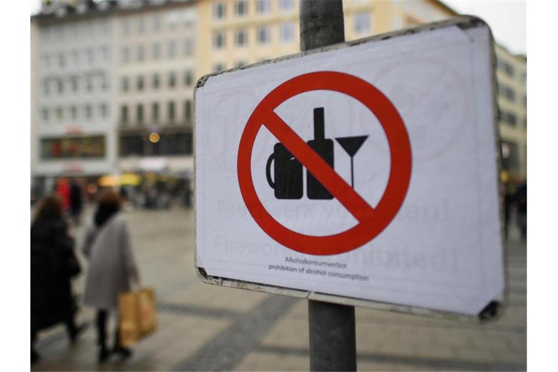 Grünen-Parteitag lehnt nächtliches Alkoholverkaufsverbot ab Ein Schild weist auf Alkoholverbot hin. Foto: Angelika Warmuth/dpa/Symbolbild
