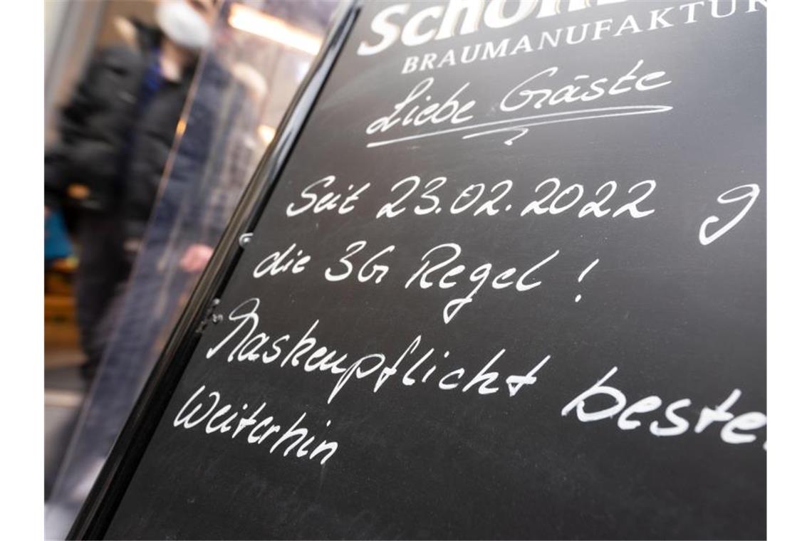 Ein Schild weist auf Corona-Regeln in einem gastronomischen Betrieb hin. Foto: Marijan Murat/dpa