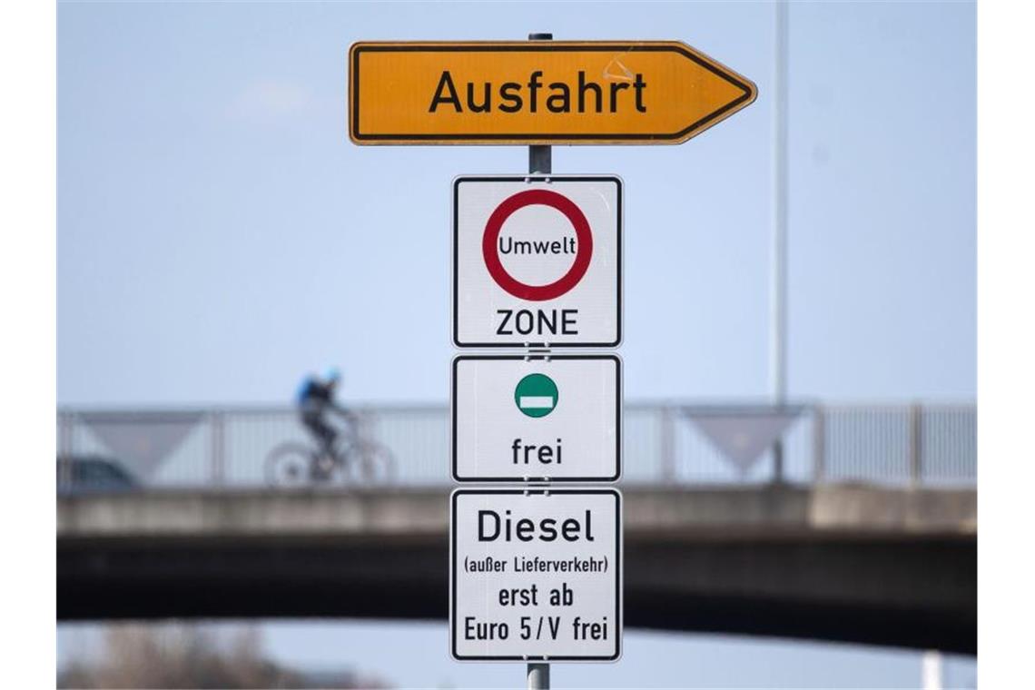 Ein Schild weist auf das Diesel-Fahrverbot für Dieselfahrzeuge unter Euro 5 hin. Foto: Marijan Murat/Archivbild