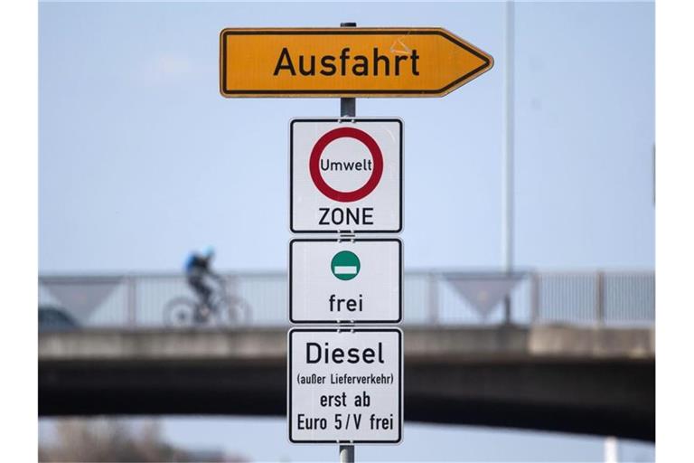 Ein Schild weist auf das Diesel-Fahrverbot für Dieselfahrzeuge unter Euro 5 hin. Foto: MArijan MuratArchivbild