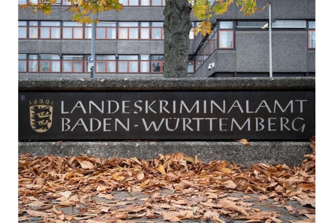 Ein Schild weist auf das Landeskriminalamt Baden-Württemberg hin. Foto: Marijan Murat/dpa/Archivbild
