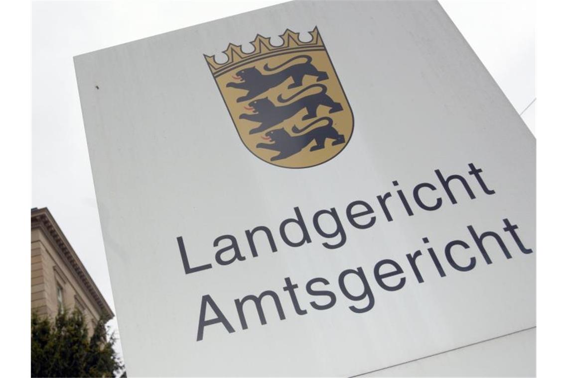 Revision: Verfahren um Fackelwurf auf Roma-Familien Ein Schild weist auf das Landgericht hin. Foto: Stefan Puchner/dpa/Archiv
