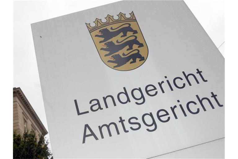 Ein Schild weist auf das Landgericht hin. Foto: Stefan Puchner/dpa