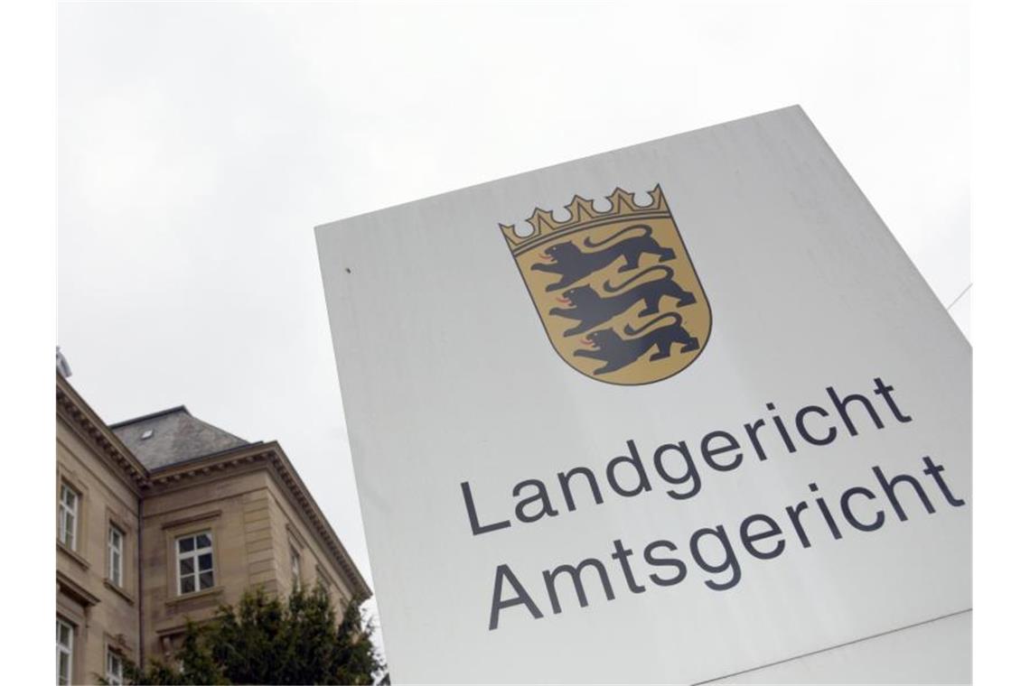 Ein Schild weist auf das Landgericht und Amtsgericht in Ulm hin. Foto: Stefan Puchner/dpa/Archivbild