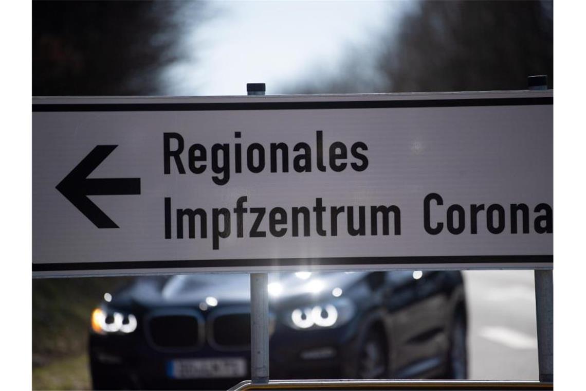 Ein Schild weist auf das Regionale Impfzentrum des Kreises Euskirchen hin. Foto: Federico Gambarini/dpa