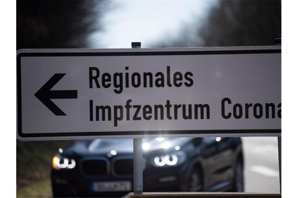 Ein Schild weist auf das Regionale Impfzentrum des Kreises Euskirchen hin. Foto: Federico Gambarini/dpa