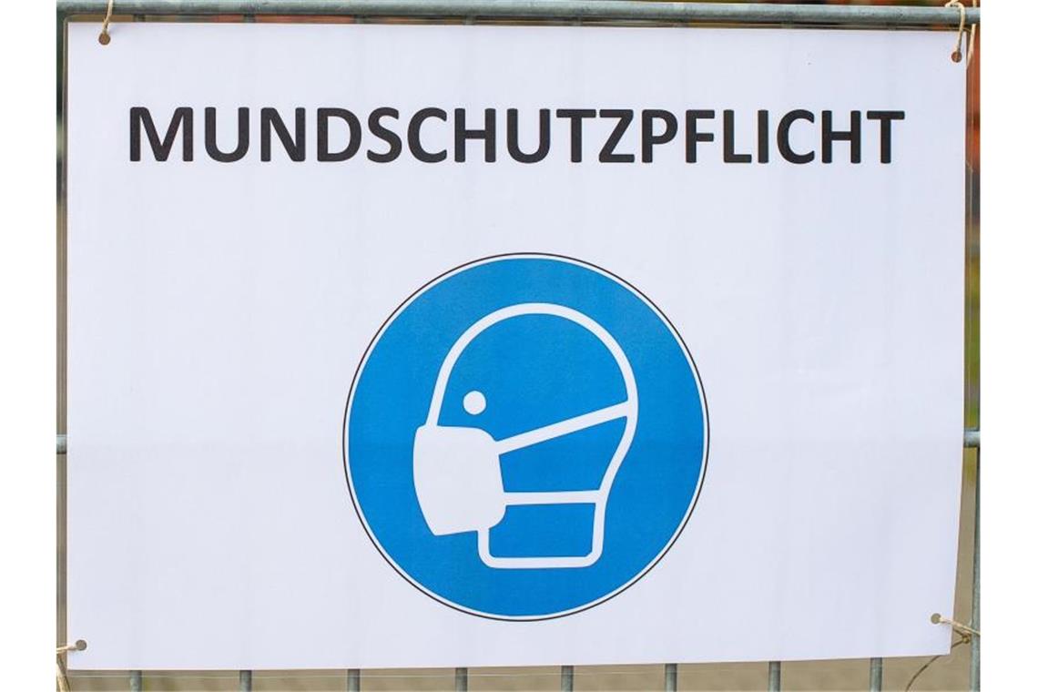 Ein Schild weist auf das verpflichtende Tragen einer Maske hin. Foto: Klaus-Dietmar Gabbert/dpa-Zentralbild/ZB/Symbolbild