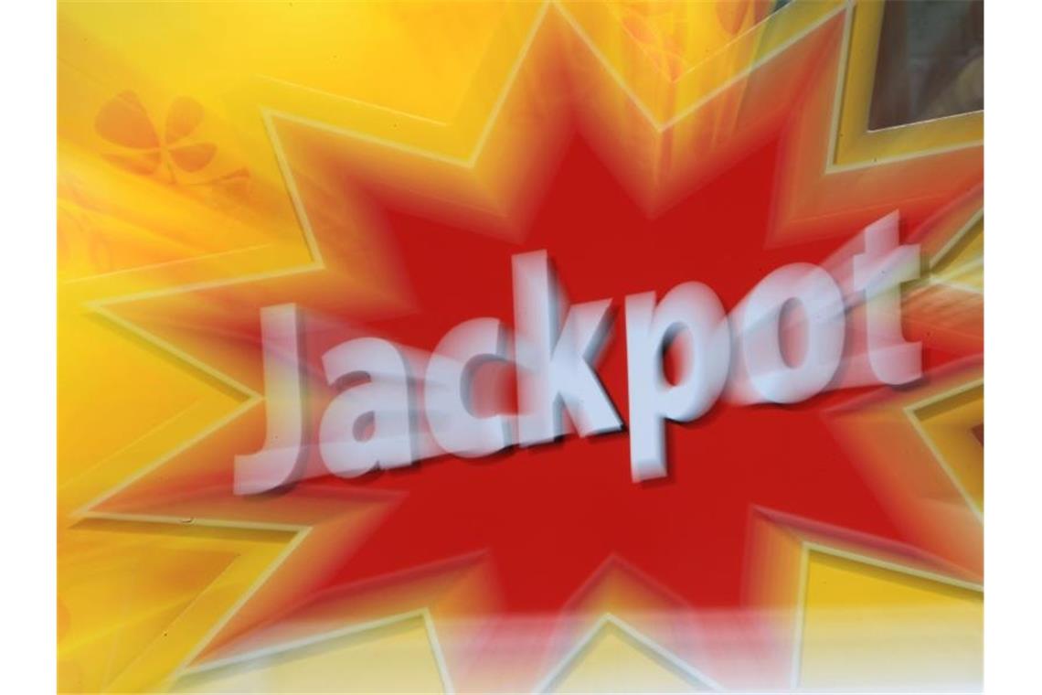 Lottospieler gewinnt fast zwei Millionen Euro im Spiel 77 Ein Schild weist auf den aktuellen Lotto-Jackpot hin. Foto: Jens Wolf/Archiv