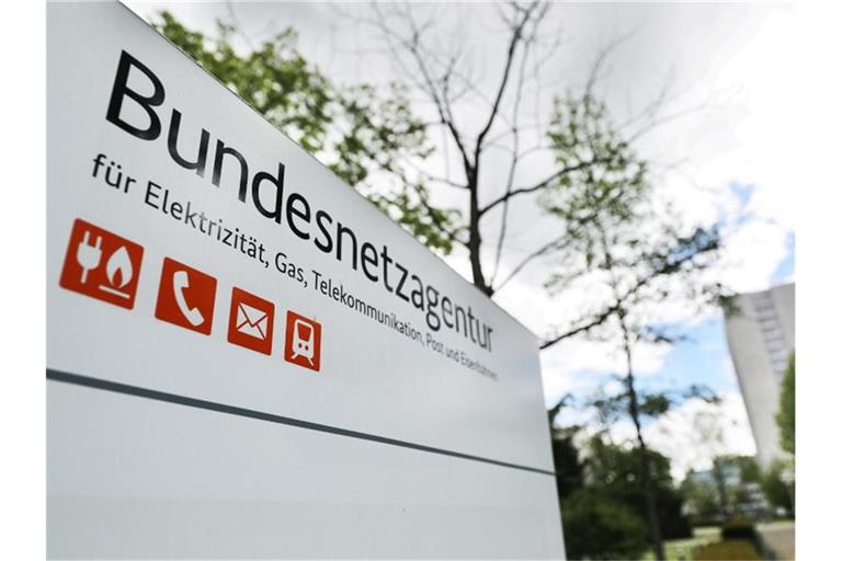 Ein Schild weist auf den Sitz der Bundesnetzagentur hin. (Archivbild). Foto: Oliver Berg/dpa