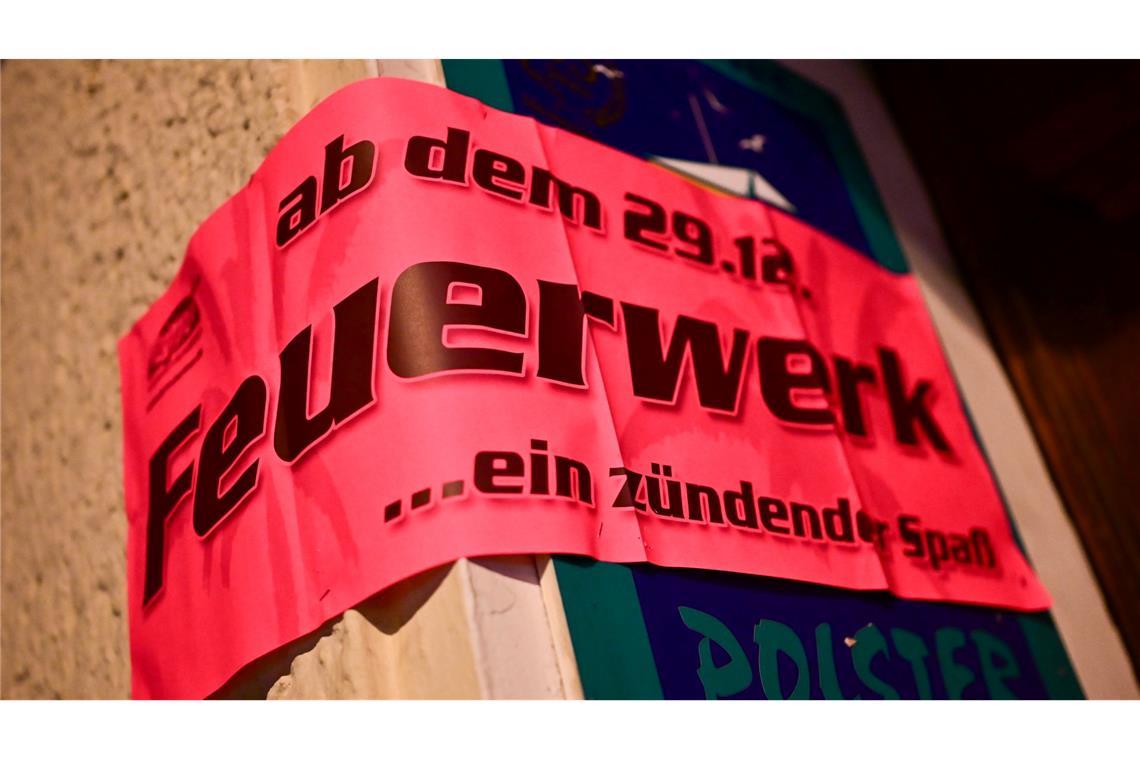 Ein Schild weist auf den Verkaufsstart von Silvesterfeuerwerk hin.