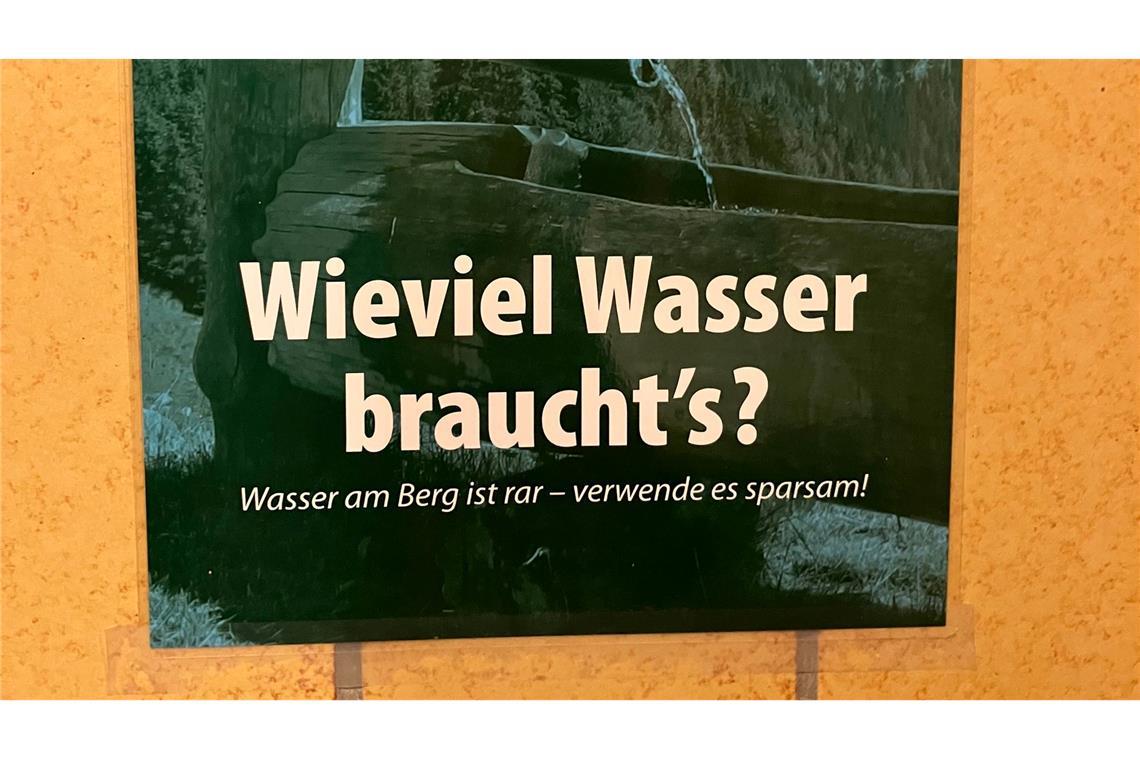 Ein Schild weist auf den Wassermangel in der Hütte hin