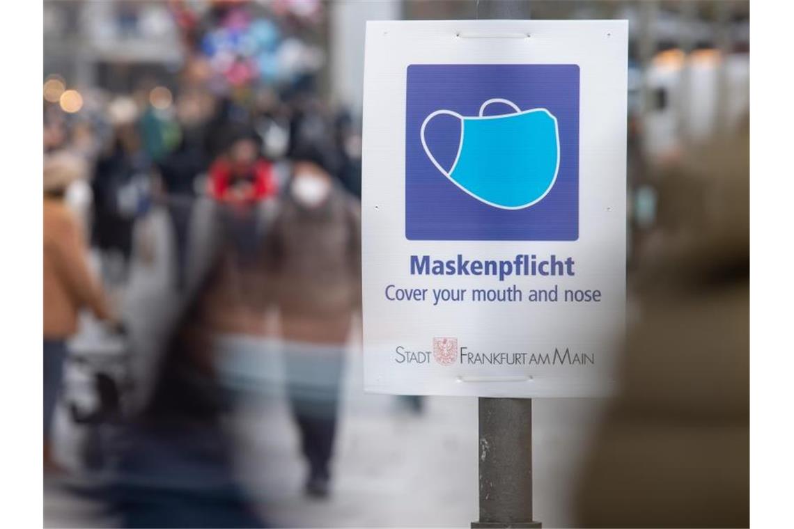 Experten mahnen zur Vorsicht in Sachen Lockerungen Ein Schild weist auf der Einkaufsstraße Zeil auf die Maskenpflicht hin. Foto: Sebastian Gollnow/dpa