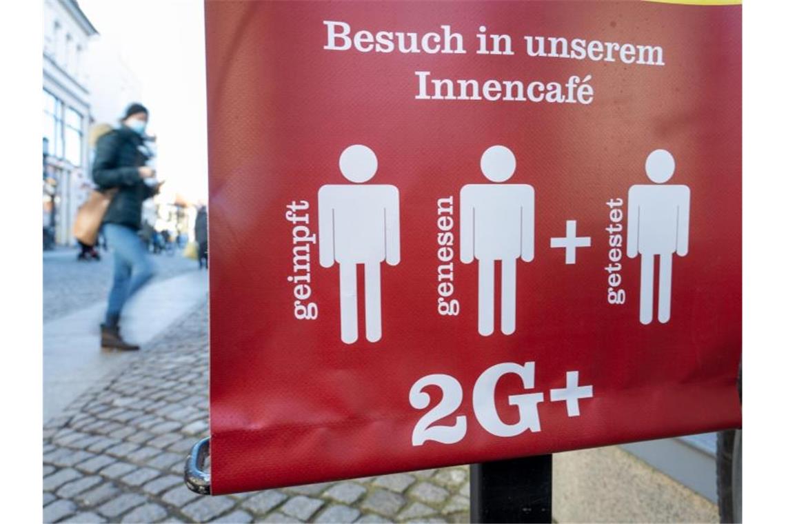 Kein Nachwuchsmangel - doch Medizinpersonal dringend gesucht Ein Schild weist auf die 2G Plus Regel in einem Café im Ostseebad auf Rügen hin. Foto: Stefan Sauer/dpa