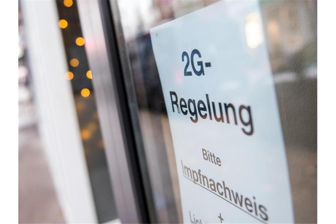 Die Corona-Beschlüsse von Bund und Ländern im Überblick Ein Schild weist auf die „2G-Regelung“ hin. Sie gilt für alle Geschäften - außer für solche des täglichen Bedarfs. Foto: Daniel Bockwoldt/dpa