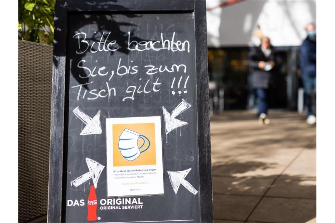 Gemeindetag: „Man kommt an die Grenzen der Durchführbarkeit“ Ein Schild weist auf die Einhaltung der Maskenpflicht in einem Restaurant in Baden-Württemberg hin. Foto: Philipp von Ditfurth/dpa/Archivbild