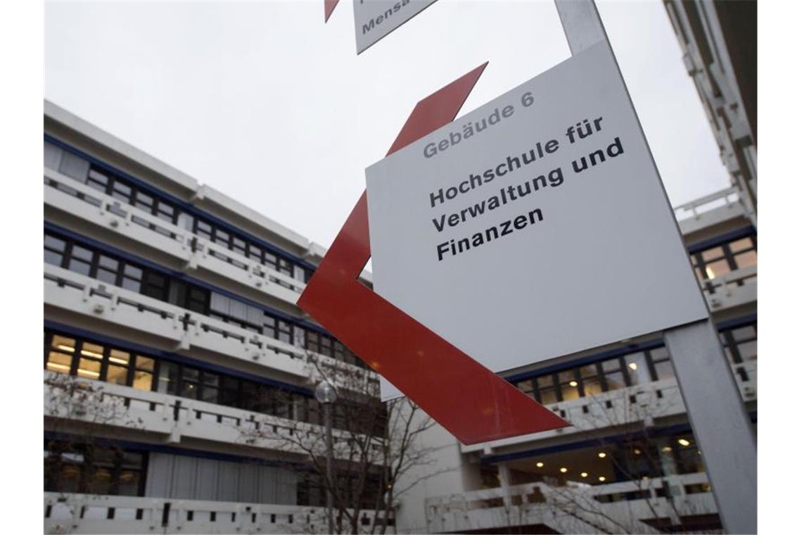 Ein Schild weist auf die Hochschule für öffentliche Verwaltung und Finanzen Ludwigsburg hin. Foto: Marijan Murat/dpa