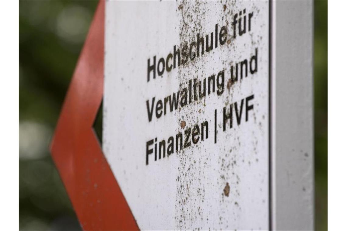 Ein Schild weist auf die Hochschule für Verwaltung und Finanzen Ludwigsburg hin. Foto: Marijan Murat/Archivbild