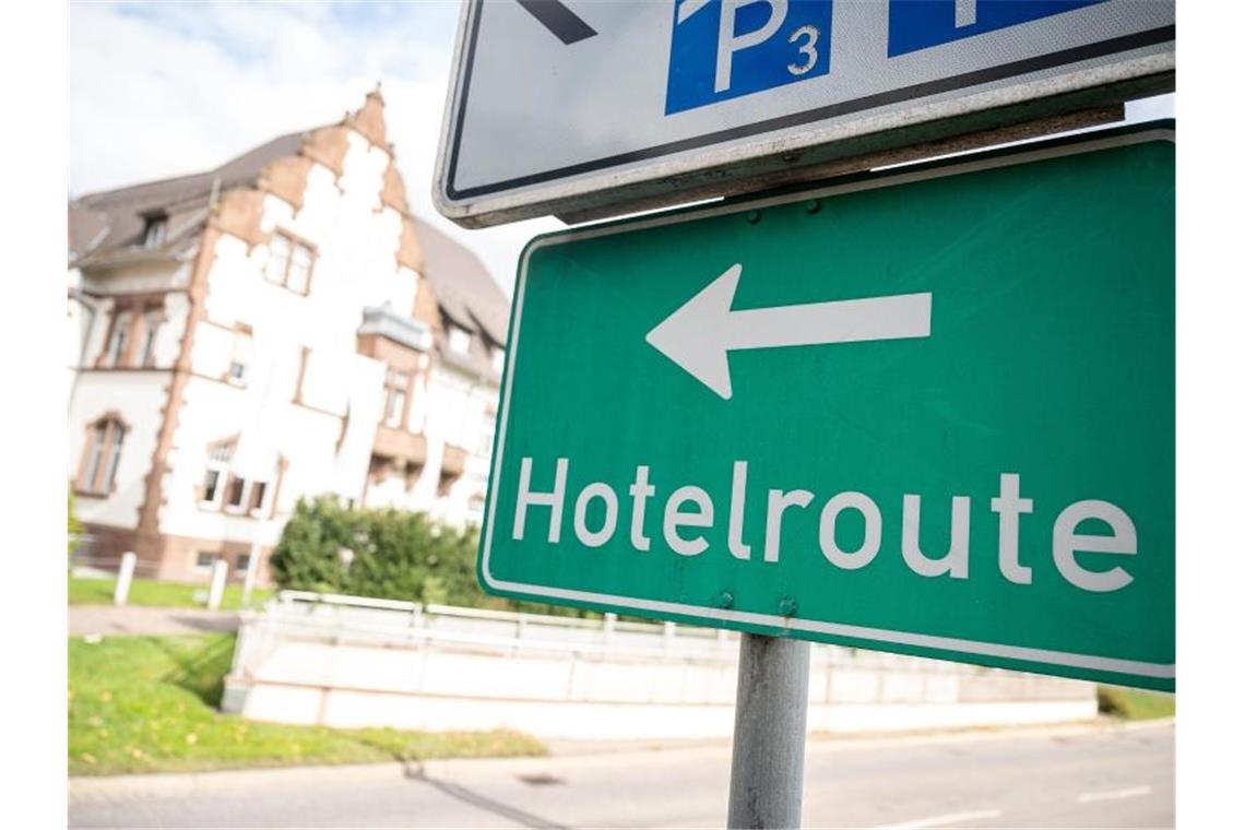 Ein Schild weist auf die Hotelroute hin. Foto: Sebastian Gollnow/dpa/Archivbild