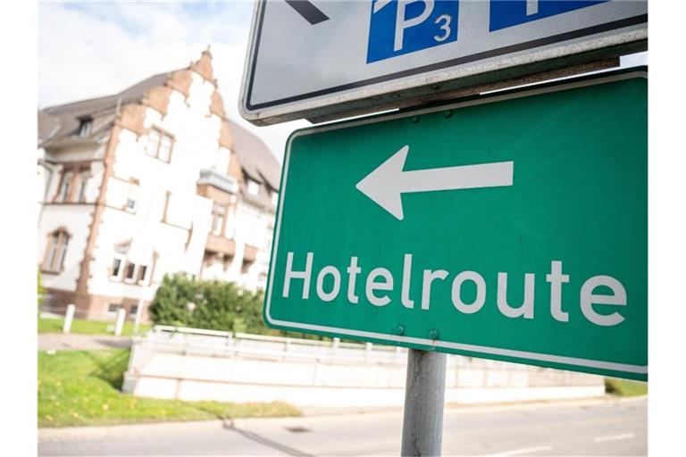 Ein Schild weist auf die Hotelroute hin. Foto: Sebastian Gollnow/dpa/Archivbild