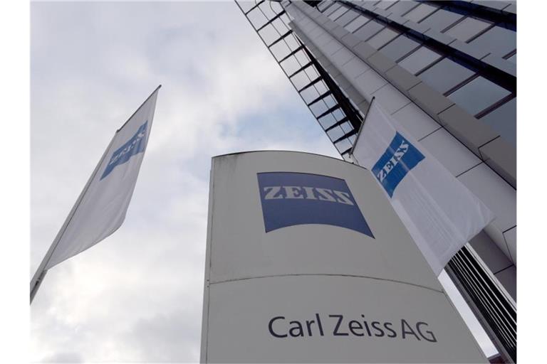Ein Schild weist auf die Konzernzentrale der Carl Zeiss AG hin. Foto: Stefan Puchner/dpa/Archivbild