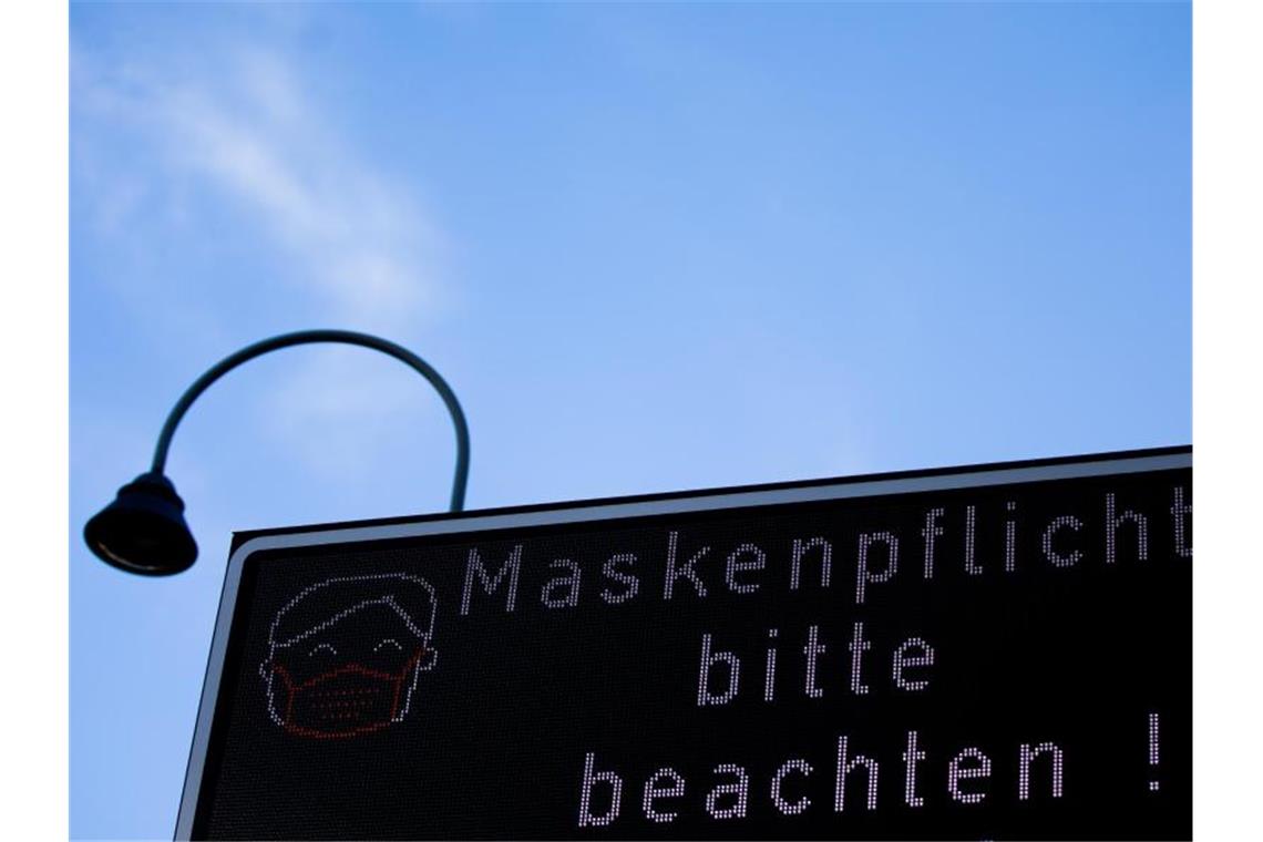 Ein Schild weist auf die Maskenpflicht hin. Foto: Rolf Vennenbernd/dpa/Symbolbild
