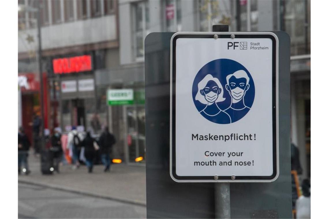 Ein Schild weist auf die Maskenpflicht in der Pforzheimer Innenstadt hin. Foto: Sebastian Gollnow/dpa/Archivbild