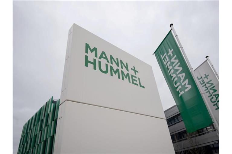 Ein Schild weist auf die Unternehmenszentrale des Filterspezialisten Mann+Hummel hin. Foto: Marijan Murat/dpa/Archivbild