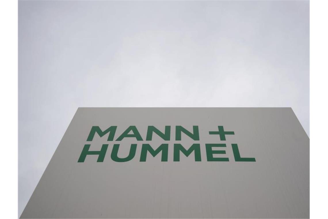 Ein Schild weist auf die Unternehmenszentrale des Filterspezialisten Mann+Hummel hin. Foto: Marijan Murat/dpa