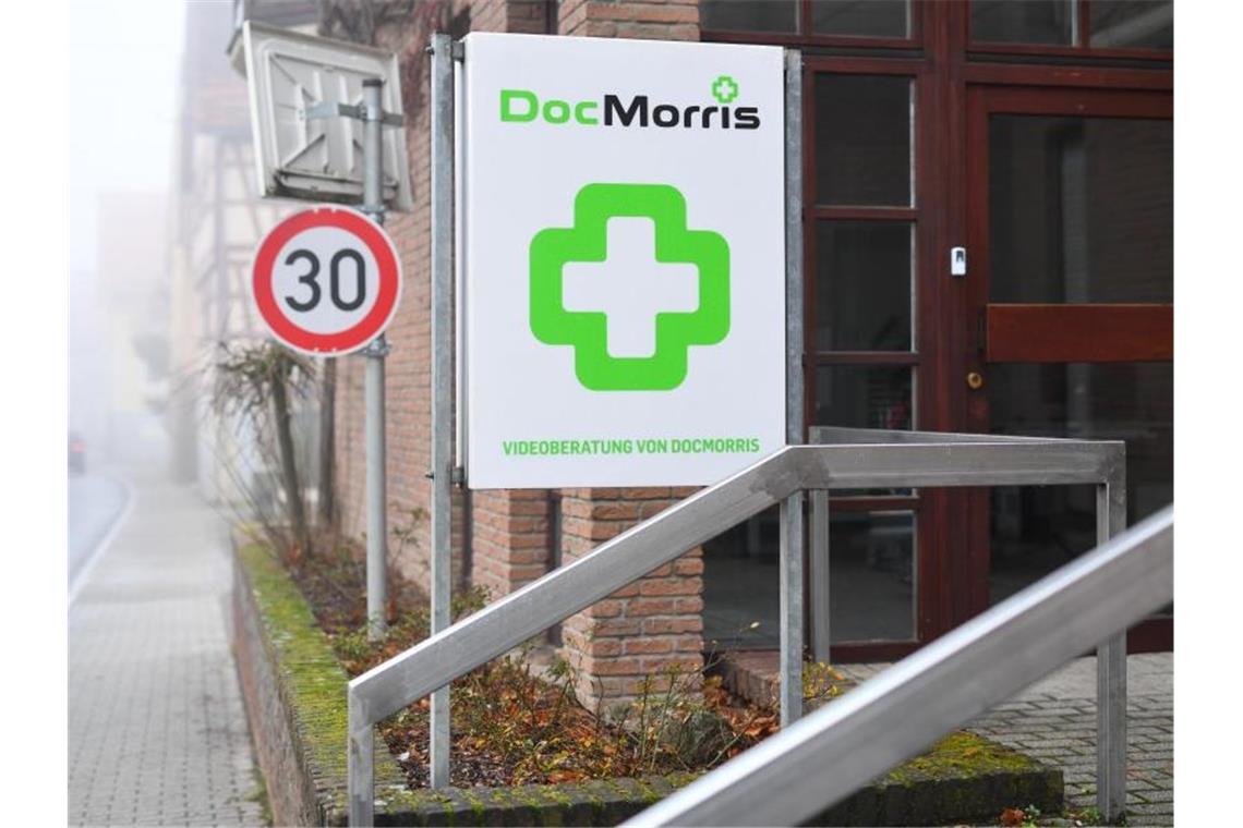 Erster Docmorris-Apothekenautomat bleibt verboten Ein Schild weist auf die von der Versandapotheke DocMorris betriebene Automatenapotheke hin. Foto: Uwe Anspach/Archivbild