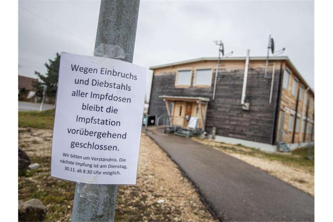 Ein Schild weist auf die vorübergehende Schließung einer Impfstelle hin. Foto: Simon Adomat/VMD-Images /dpa