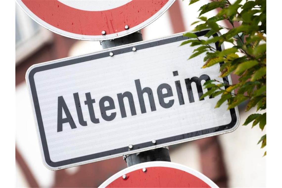 Ein Schild weist auf ein Altenheim hin. Foto: Sebastian Gollnow/dpa/Symbolbild