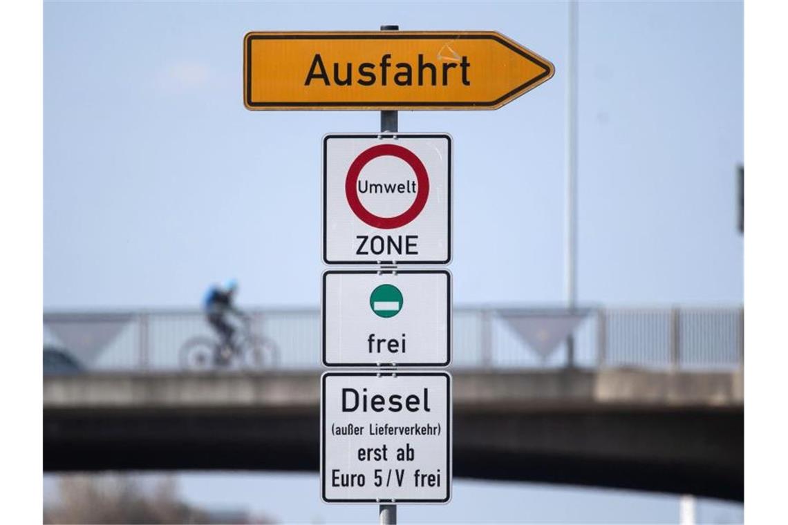 Gericht ist Fahrverboten in Ludwigsburg nicht abgeneigt Ein Schild weist auf ein Fahrverbot für Diesel-Fahrzeuge hin. Foto: Marijan Murat/dpa/Archivbild