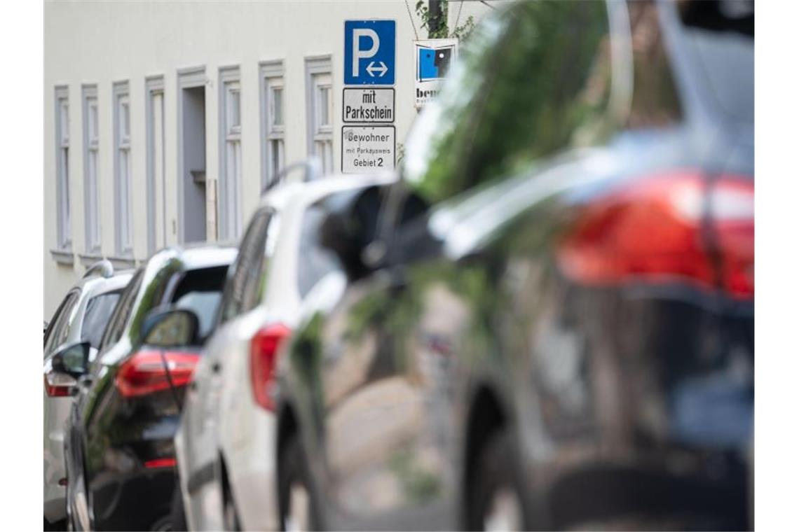 Ulm erhöht Jahresgebühren fürs Anwohnerparken auf 200 Euro Ein Schild weist auf ein Parkgebiet für Bewohner hin. Foto: Marijan Murat/dpa/Symbolbild