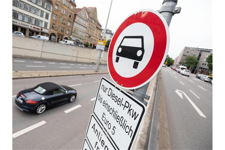 Ein Schild weist auf ein streckenbezogenes Fahrverbot für Diesel in der Innenstadt hin. Foto: Marijan Murat/dpa/Symbolbild