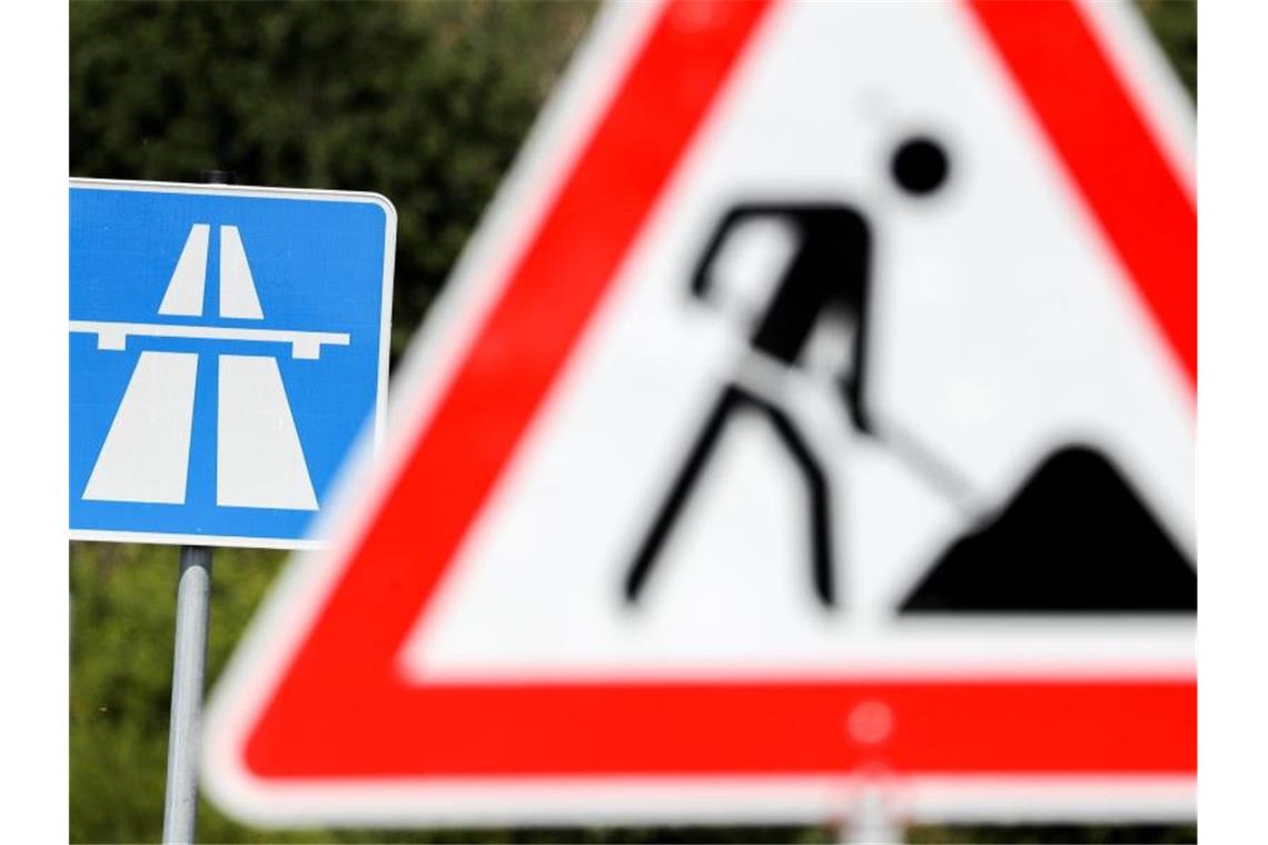 Am Wochenende Brückenarbeiten: Sprengung in Kornwestheim Ein Schild weist auf eine Baustelle auf einer Autobahn hin. Foto: Jan Woitas/zb/dpa/Symbolbild