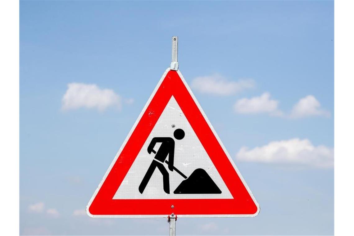 Ein Schild weist auf eine Baustelle hin. Foto: Jan Woitas/zb/dpa/Symbolbild