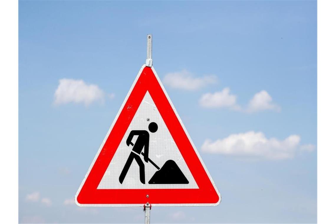 Autobahn-Baustellen bremsen Ferienverkehr aus Ein Schild weist auf eine Baustelle hin. Foto: Jan Woitas/dpa-Zentralbild/dpa/Symbolbild