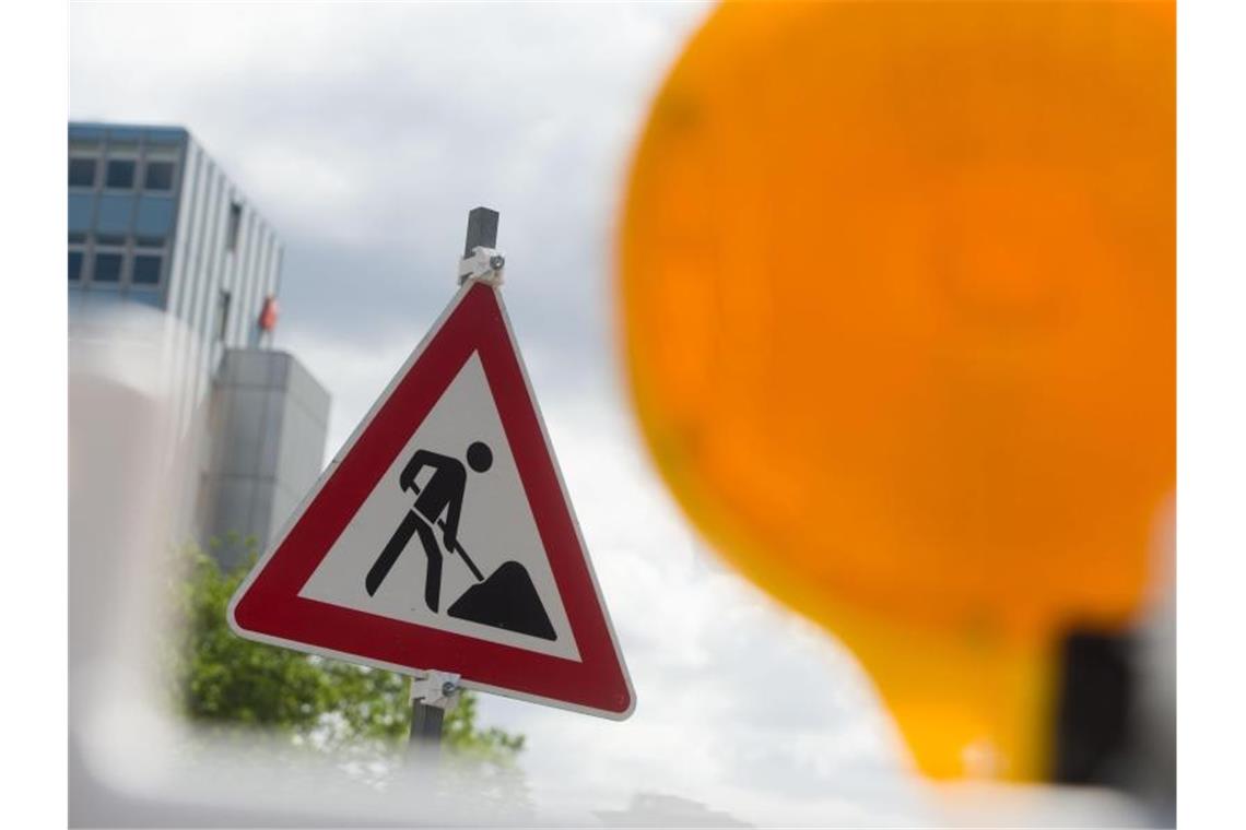 Ein Schild weist auf eine Baustelle hin. Foto: Lino Mirgeler/Archivbild