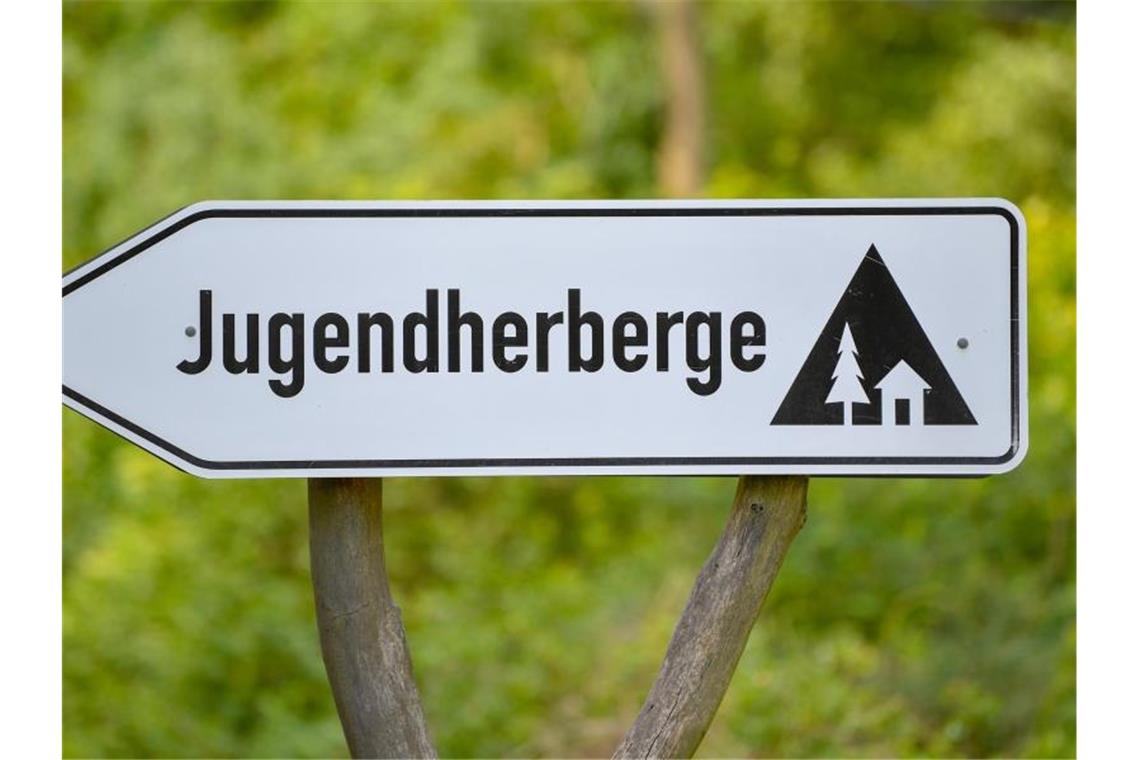 Corona verhagelt Jugendherbergen die Bilanz Ein Schild weist auf eine Jugendherberge hin. Foto: Patrick Pleul/dpa-Zentralbild/dpa/Archivbild